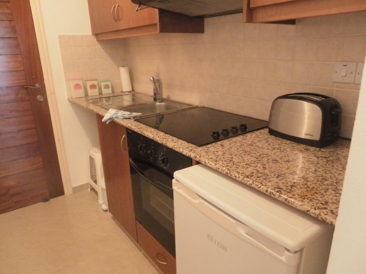 Studio, E104 With Double Bed, Kitchen & Shower Room, Sunny Balcony Peyia Exterior photo
